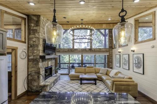 McCaysville House | Hot Tub 3 Fireplaces Firepit Riverside Firepit