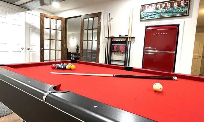 Oshkosh House | Hot tub - 4 Bedroom - 3.5 Bathrooms - Perfect Location
