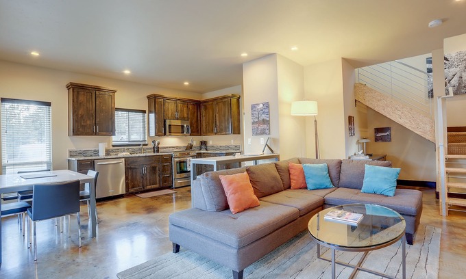 River West House | Hot Tub, A/C - short walk to Galveston, Newport Ave & Downtown