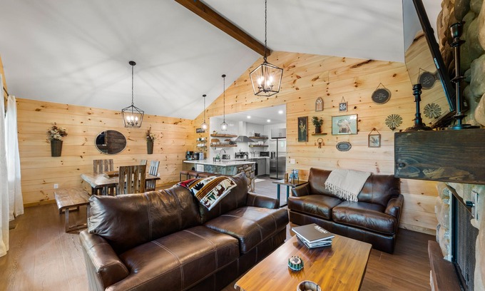 Gatlinburg Cabin | Hot Tub, Arcade, Legotable, Bunkbed! Jan-Feb:Book 4 nights get 1 night FREE!