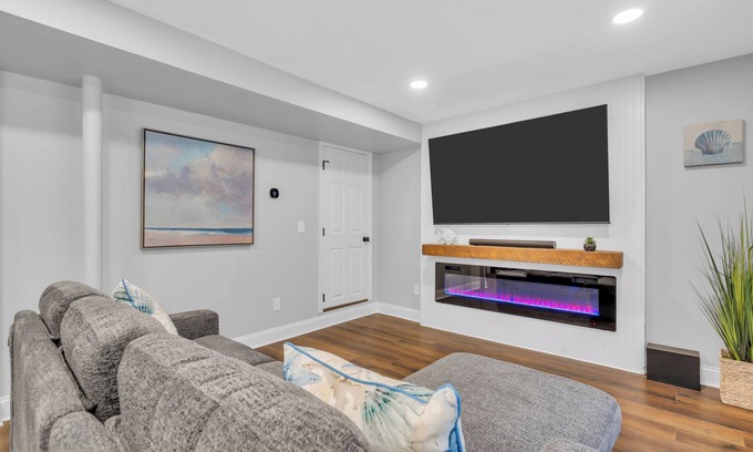 Seaside Heights Apartment | Hot Tub. Arcade Room. King Bed+ 2 Full Size Beds w/linens+towels provided.