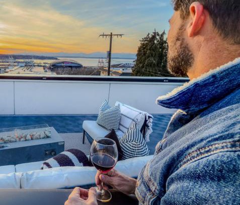 North Beacon Hill Apartment | Hot Tub - Best Views - Near Stadiums!