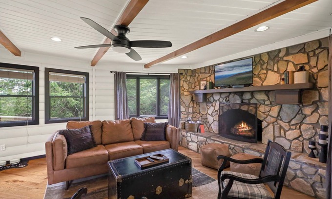 Boone Cabin | Hot tub! Bunks! Fireplace! Close to Downtown Boone and Skiing! Dog Friendly!