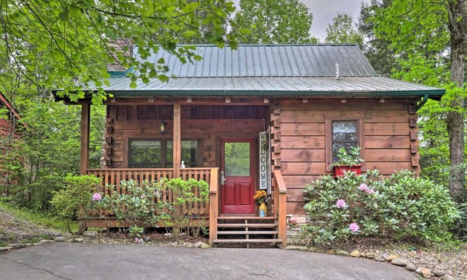 Gatlinburg Apartment | Hot Tub Chance for Romance Gatlinburg Cabin
