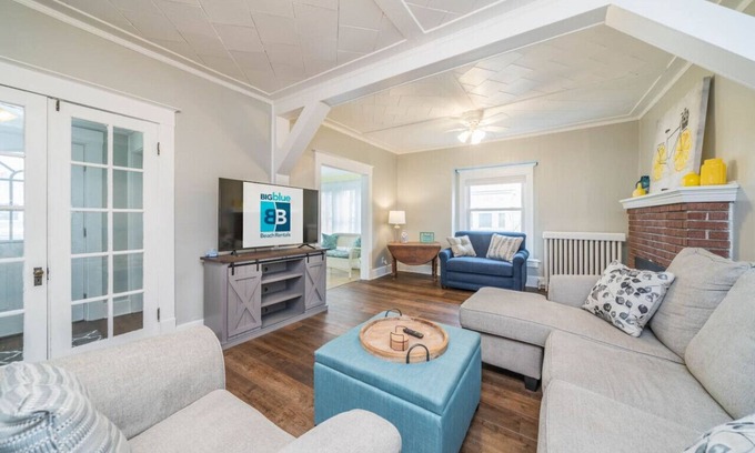 South Haven House | Hot Tub, close to downtown, sleeps 7