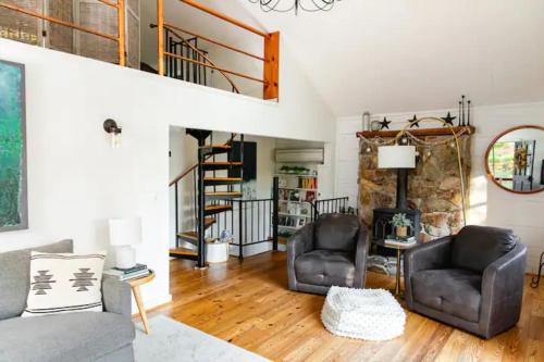 Berkeley Springs Ski Chalet | HOT TUB! Cozy Spa Haven Sleepy Creek Bliss Lodge