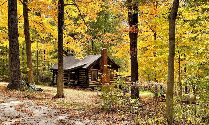 Nineveh Cabin | Hot Tub + Deck: Cabin Hideaway in Brown County