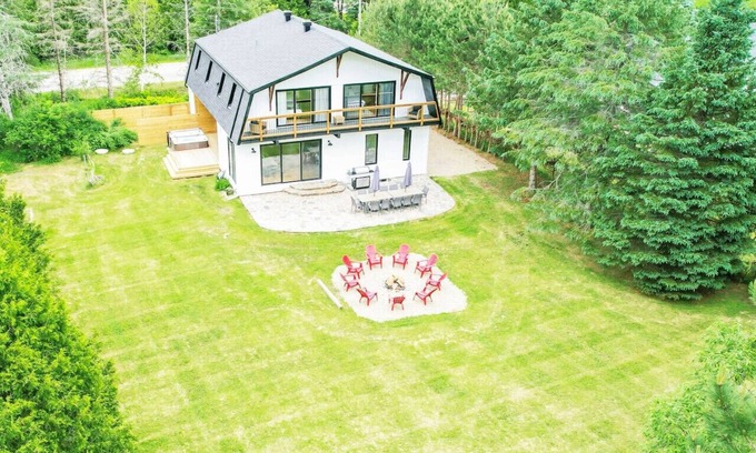 La Conception Ski Chalet | Hot Tub Direct Bike+Running trails Firepit Games EV charger 15m Mont-Tremblant !