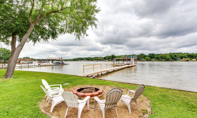 Enchanted Oaks House | Hot Tub & Dock: Lakefront Mabank Home