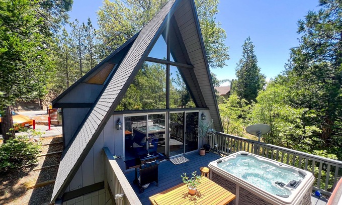 Lake Arrowhead Cabin | Hot Tub - EV - Kid Friendly - A/C - Fire Pit- Arcade game - BBQ