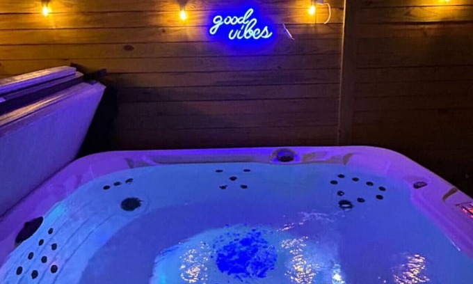 Southeast Raleigh House | Hot Tub, Fire Pit, BBQ and Games!