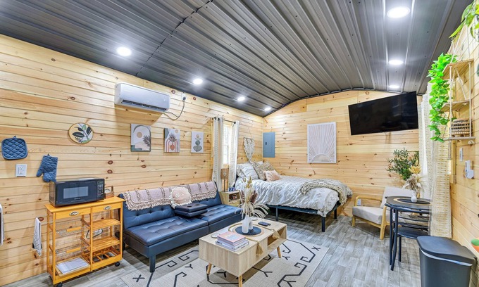Catlettsburg Apartment | Hot Tub, Fire Pit: Lake-View Catlettsburg Getaway!