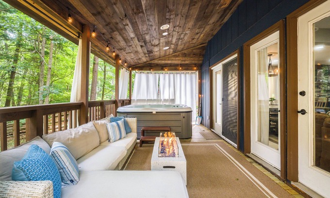 Massanutten House | Hot Tub/Fire Pit + Tranquil Retreat + Close to JMU!