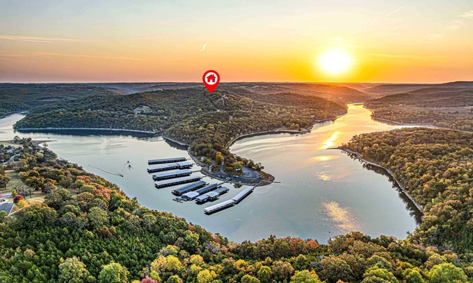 Omaha House | Hot Tub-Firepit-Bunkroom LakeView BoatSlip ThunderRidge Branson Close