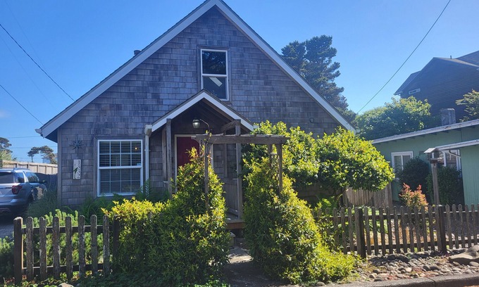 Lincoln City House | Hot tub-Fireplace-Walk to Beach-Firepit-Fenced Yard-Sleeps 8. Pet Friendly!