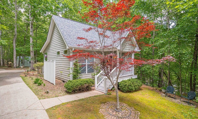 Dahlonega Cottage | ♨️Hot Tub🌳Forest🍷Wineries🍔Grill 🎦ROKU📧WiFi📺 HDTV🛏️Queen ❤️ Comfy 🆒 Gem🌎