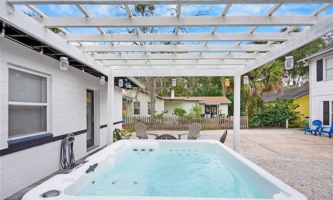 St. Augustine House | Hot Tub! Free Parking, Retro Cottage, Games