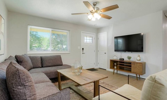 Dupont House | Hot Tub! Fun, Comfy Getaway Near Downtown Denver!