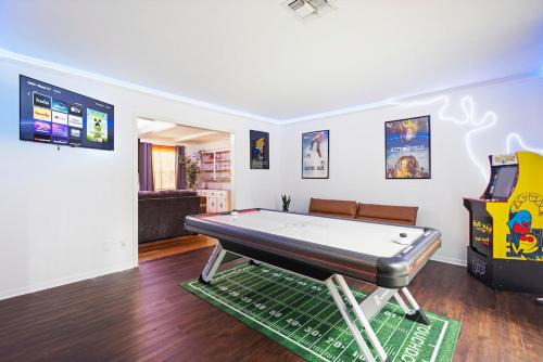 Ponderosa Forest House | Hot tub, Game and Movie Room ,15 Min to IAH Airport