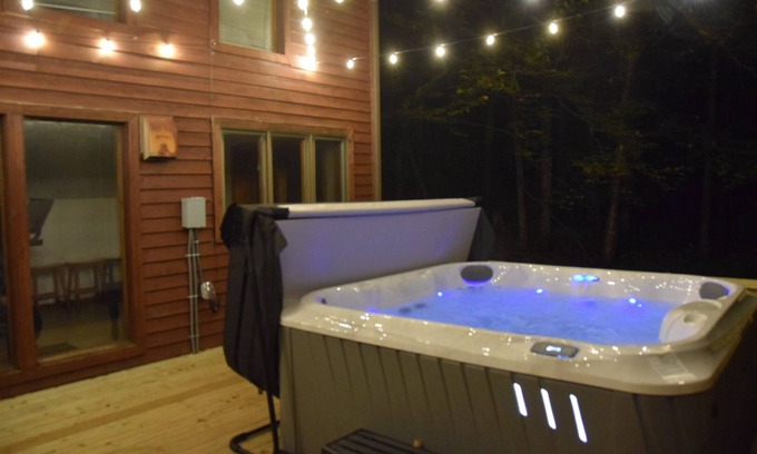 Old Timberline Cabin | Hot Tub + Game room + EV Charger + 7 mins drive to Slopes