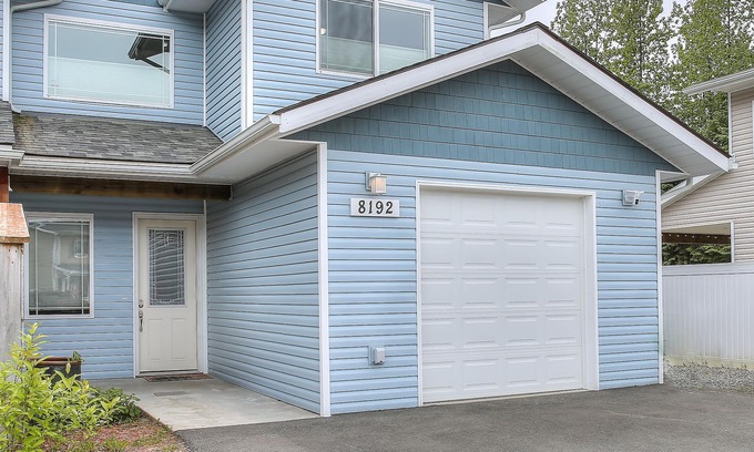 Mendenhaven House | Hot Tub, Game room, Fire Pit, Unlimited Hot Water, with stunning mountain view!