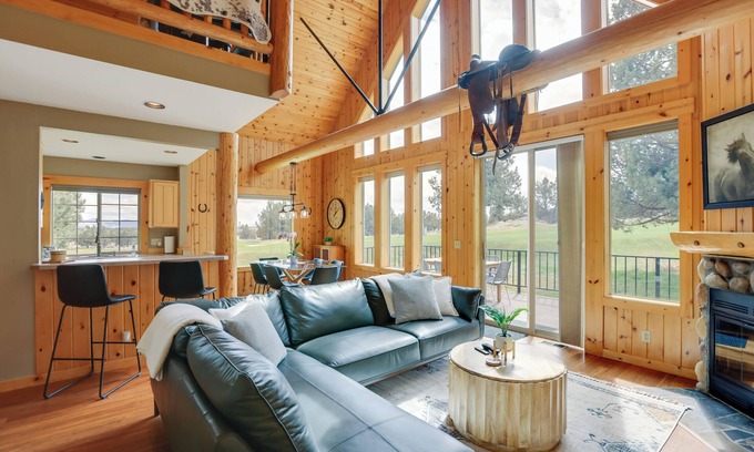 Redmond Cabin | Hot Tub + Golf View: Eagle Crest Resort Escape!