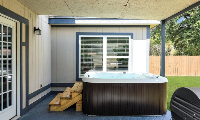 San Antonio House | Hot Tub Heaven | Games Air Hockey | BBQ Swing Set