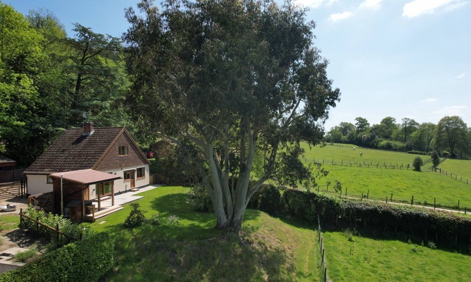 Chilworth Cottage | Hot tub heaven on the farm!