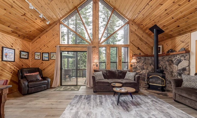 Arnold Cabin | Hot Tub Hideaway - BTV, EV Charger
