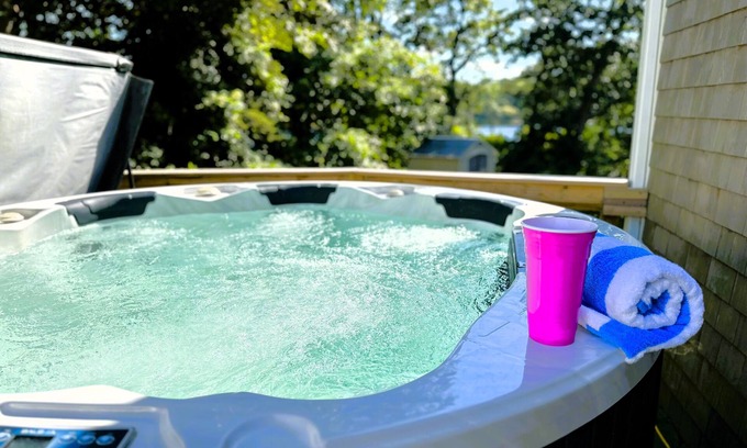 Eastham Apartment | Hot Tub/Kayaks/Ebikes/Waterfront-The Lotus