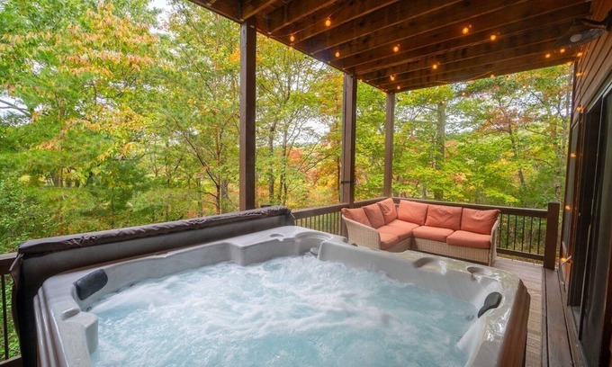 Helen Cabin | Hot Tub - King Beds - Walk to Helen - Pool Table - Pet Friendly