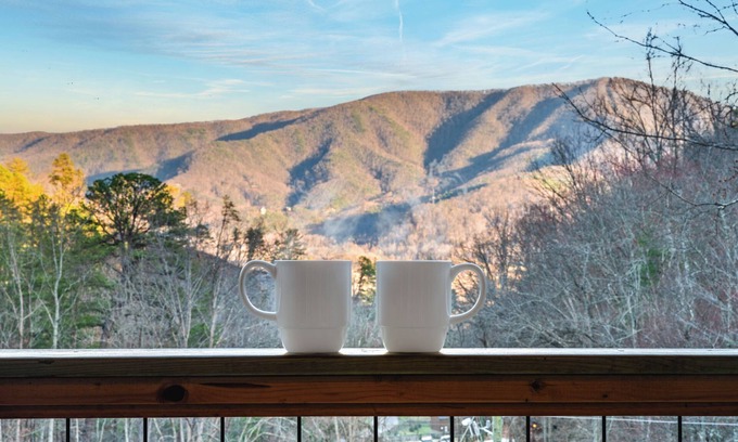 Gatlinburg - Pigeon Forge Cabin | 🛁Hot-Tub 🗻Mountain Views 🎮Game Room 🍿Theatre 🍸Speakeasy 🛏️Sleeps 21