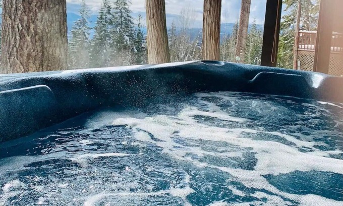 Anglemont House | HOT TUB'n at Shuswap LakenRnR with MnM in our Pet-Friendly! Lakeview Home