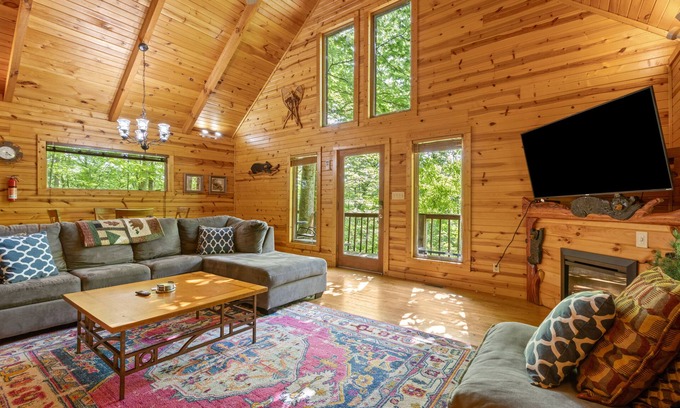 Slade Cabin | Hot Tub & No Pet Fee - Beary Secluded - Small Family Cabin in Red River Gorge, Kentucky!