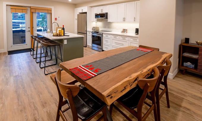 East Kootenay House | Hot tub | Open-Plan | Newly Renovated | Air-Conditioning