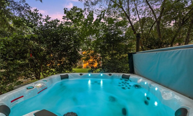 Decatur Apartment | HOT TUB | PET FRIENDLY| THE SUNNY SUITE