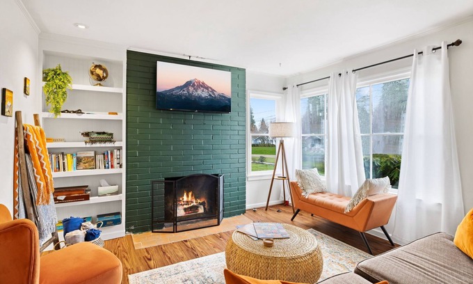 North End House | Hot Tub! Pets! Green Clean-Walking Distance to Proctor District