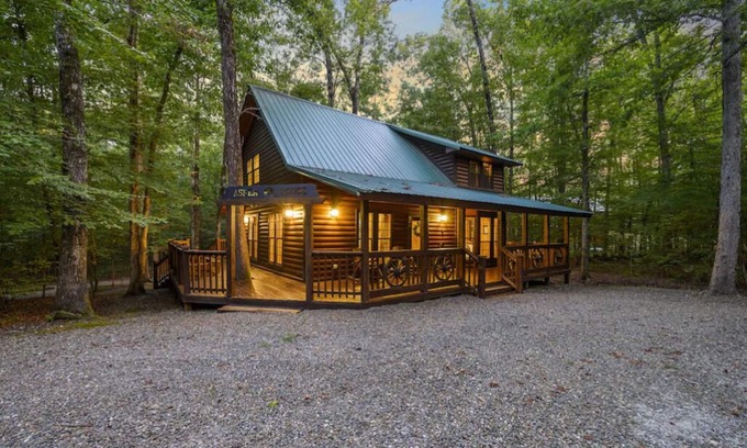 Broken Bow Cabin | Hot tub, Pool Table, Fireplace, Playground & Arcade Console