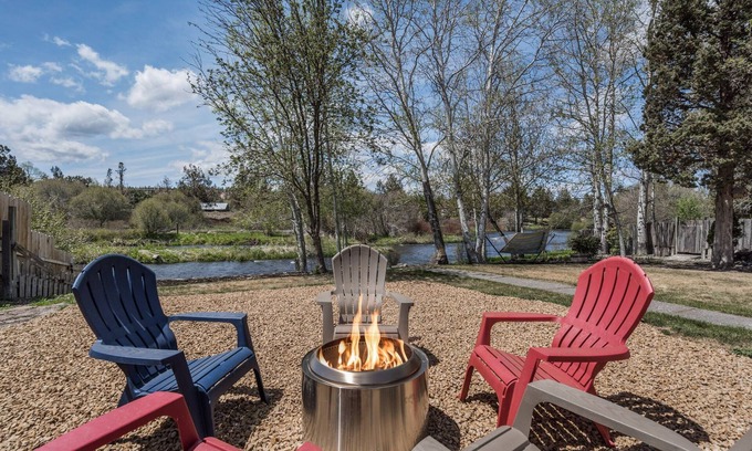 Tumalo House | Hot Tub ~ Riverfront ~ Dog Friendly ~ Solo Stove ~ EV Charger ~ Sauna!