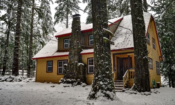 Rhododendron House | Hot-tub, secluded, close to the river!