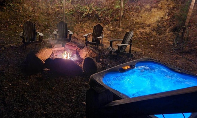 Whittier Cabin | Hot Tub! Sleeps 5! Dog friendly w/View. Near WCU, Casino, Rafting, Tubing.
