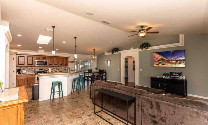 Lake Havasu City House | HOT TUB . SPACIOUS . PETS . CENTRAL . BOAT PARKING