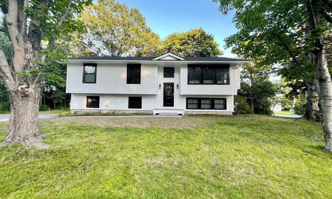 Southern Coast House | Hot tub! Studio in New House - Location, Location!