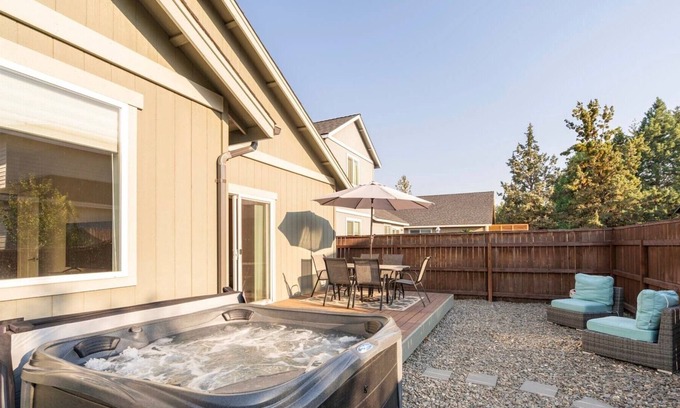 Mountain View House | Hot Tub, Stylish, Mountain Views, Family Friendly, Comfy/Cozy,