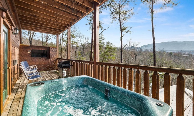 Gatlinburg Cabin | HOT TUB & VIEW - Grand Views & Entertainment Galore, Fall & Winter SPECIALS!