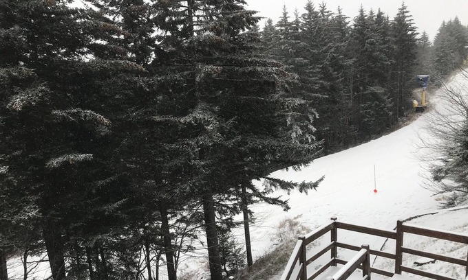 Snowshoe House | HOT TUB VIEW OVERLOOKING Trails . Best rates in town