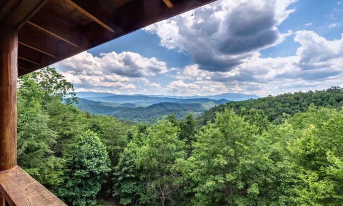 Sevierville Cabin | Hot Tub & Views! Short Drive to Smoky Mtn Park