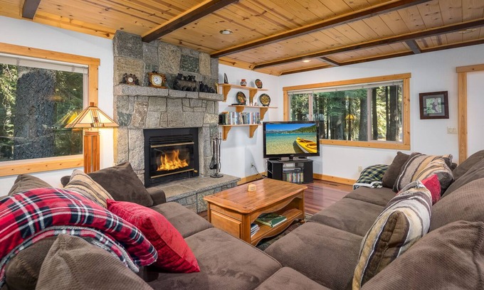 Tahoma House | Hot Tub w/Forested Views plus Garage in Quiet Neighborhood “Lazy Bear Lodge”