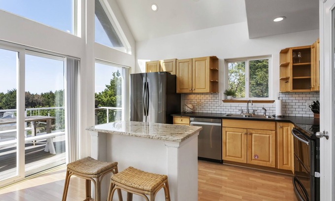 Westport House | Hot Tub! Walk to the Beach. Pet Friendly. Comfortable 4 Bedrooms.