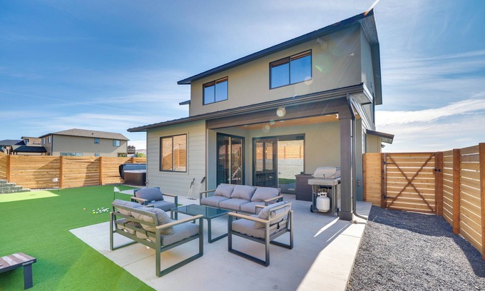 Kittitas County House | Hot Tub & Water Views: High-End Vantage Retreat